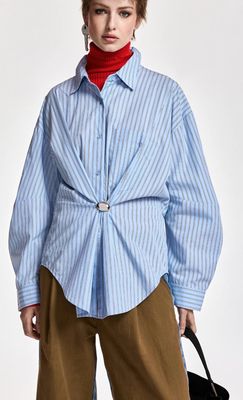 Chemise Essentiel à rayures bleu clair, blanc cassé et noire à broche Chemise Essentiel à rayures bleu clair, blanc cassé et noire à broche