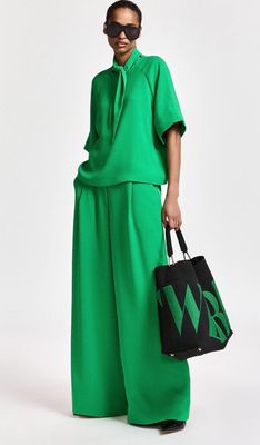 Pantalon Essentiel à jambe large vert Pantalon Essentiel à jambe large vert
