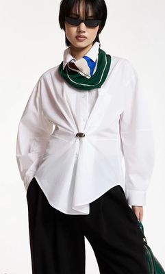 Chemise Essentiel oversize blanche avec broche Chemise Essentiel oversize blanche avec broche