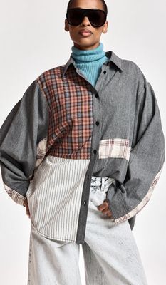 Chemise Essentiel oversize en patchwork gris foncé, blanc cassé et marron Chemise Essentiel oversize en patchwork gris foncé, blanc cassé et marron