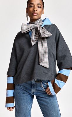 Sweat-shirt Essentiel superposé gris foncé à manches rayées marron et bleues Sweat-shirt Essentiel superposé gris foncé à manches rayées marron et bleues