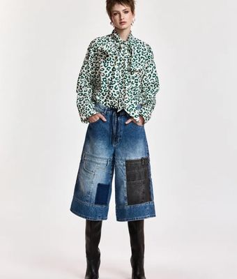 Chemise lavallière Essentiel à imprimer léopard vert foncé et blanc cassé Chemise lavallière Essentiel à imprimer léopard vert foncé et blanc cassé