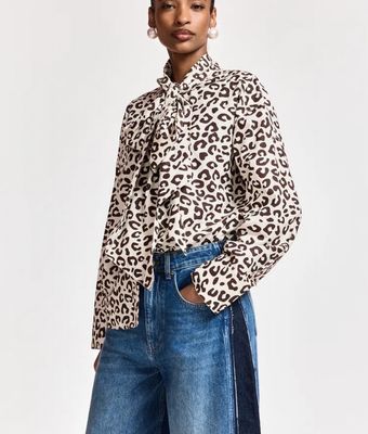 Chemise lavallière Essentiel à imprimer léopard marron et crème Chemise lavallière Essentiel à imprimer léopard marron et crème