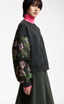 Sweat-shirt Essentiel aux manches en jacquard fleuri gris foncé, kaki et rose clair Sweat-shirt Essentiel aux manches en jacquard fleuri gris foncé, kaki et rose clair