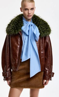 Veste Essentiel en faux cuir marron avec col en fausse fourrure vert Veste Essentiel en faux cuir marron avec col en fausse fourrure vert