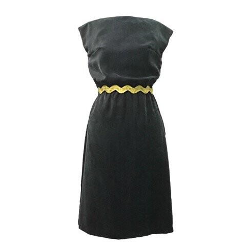 Das schwarze Boots-Ausschnitt Kleid Das schwarze Boots-Ausschnitt Kleid