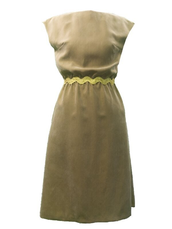 Das sandfarbene Boots-Ausschnitt Kleid Das sandfarbene Boots-Ausschnitt Kleid