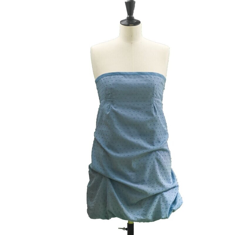 Das blaue getupfte Kleid