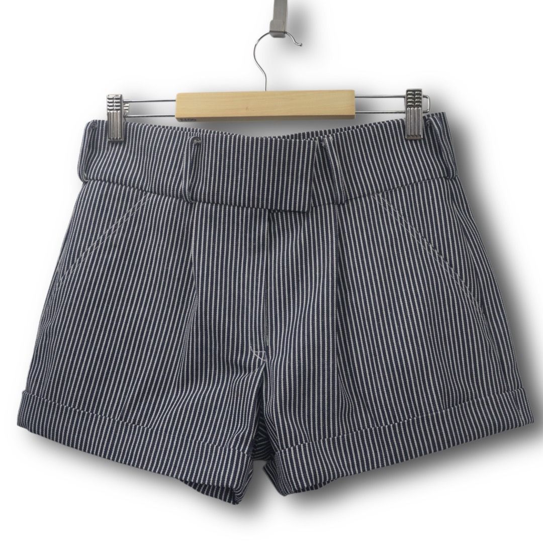 Blau-weiß gestreifte Shorts