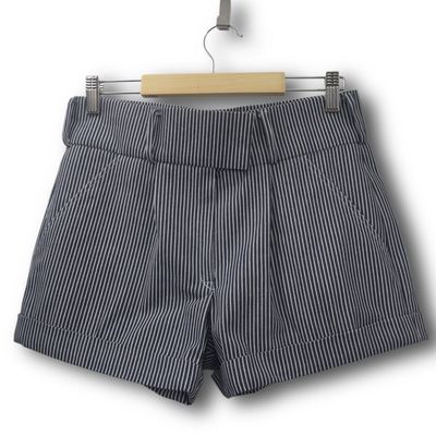 Blau-weiß gestreifte Shorts
