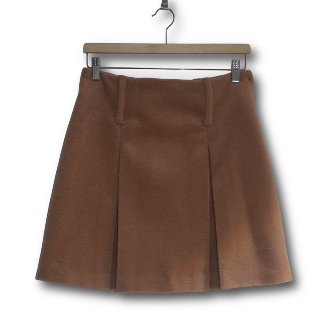 Camelfarbener Rock mit Falten