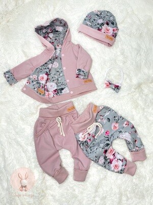 Kompletek roza-sivi z rožami (obojestranska jopica, dvojne hlačke in kapica)