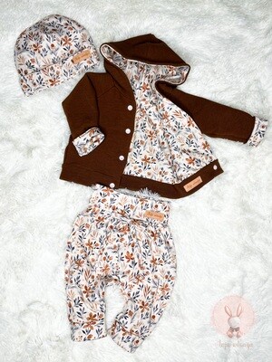 Kompletek rjavi z rožicami 2(obojestranska jopica, hlačke in kapica)