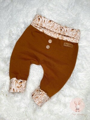 Hlačke konjak barve z rožastim patentom