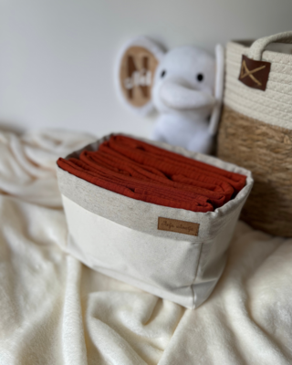 Večnamenska platnena košarica + 4 tetra pleničke (opečno rdeča)