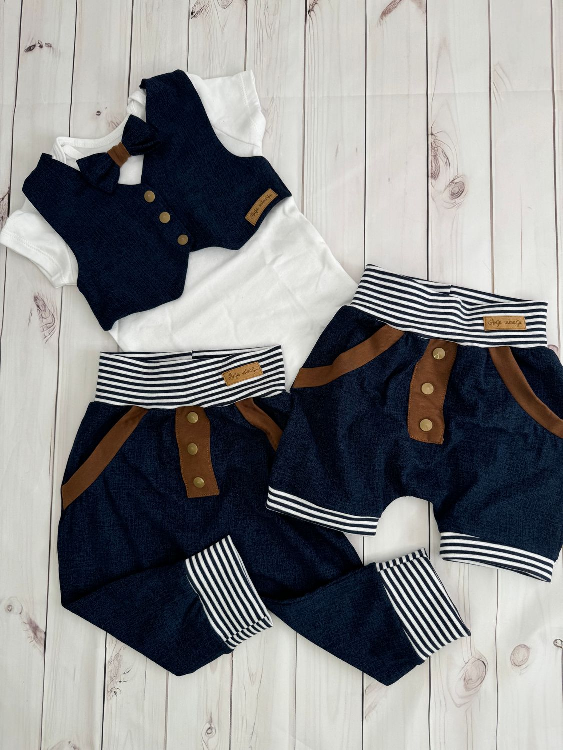 Kompletek temen jeans (bodi z brezrokavnikom in mašnico in hlačke po izbiri)