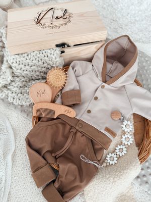 Paket 13 - Personalizirana škatla spominov, hlačke, jopica, držalo za dudico in seta za nego las