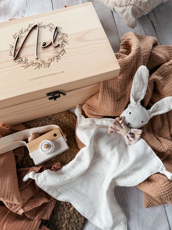 Paket 16 - Spominska škatla, ninica in držalo za dudico (po želji)
