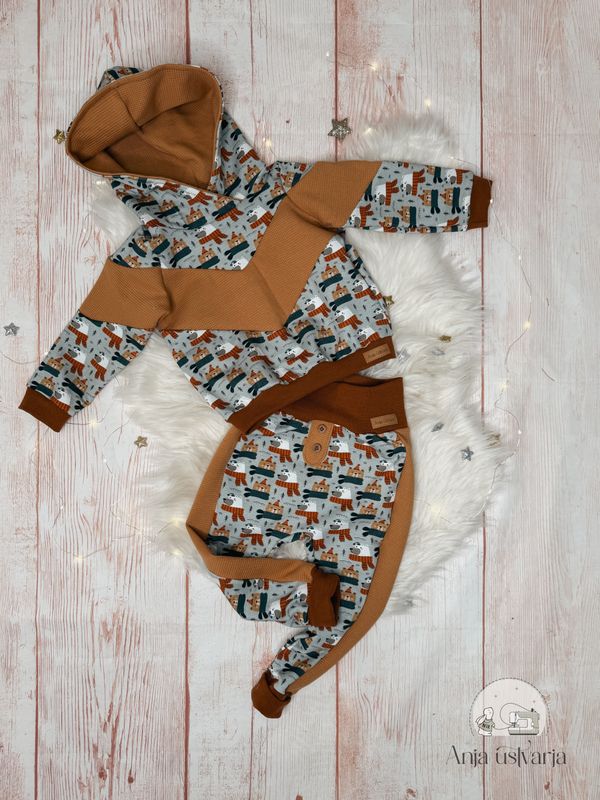 Kompletek z živalicami (kapucar in hlačke)