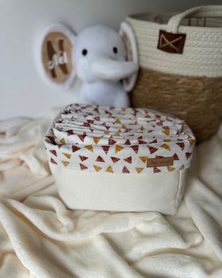 Večnamenska platnena košarica + 4 tetra pleničke (trikotniki rdeče-oker) Večnamenska platnena košarica + 4 tetra pleničke (trikotniki rdeče-oker)