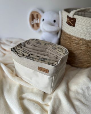 Večnamenska platnena košarica + 4 tetra pleničke (levčki-bež)