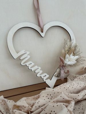 Leseno srce Mama – dekoracija s suhim cvetjem (več opcij) Leseno srce Mama – dekoracija s suhim cvetjem (več opcij)