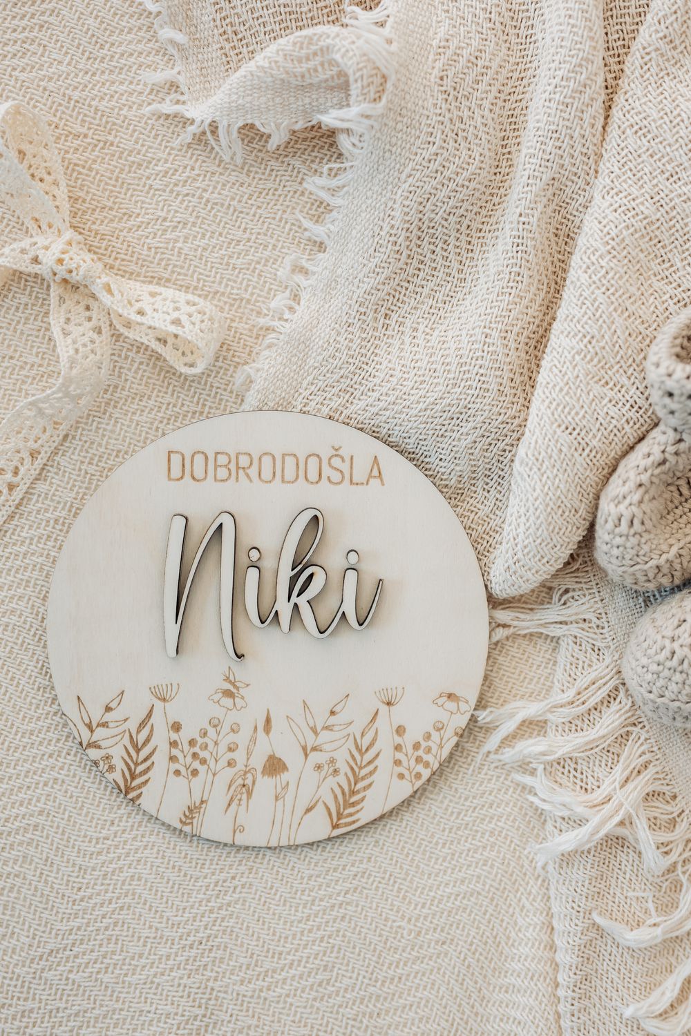 Lesena oznanitvena kartica – Cvetlični travnik