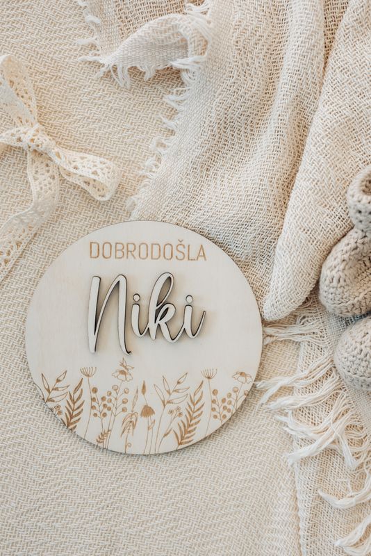 Lesena oznanitvena kartica – Cvetlični travnik