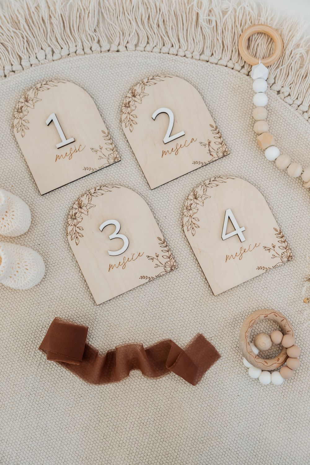 Lesene kartice mesečnih mejnikov – cvetlični motiv