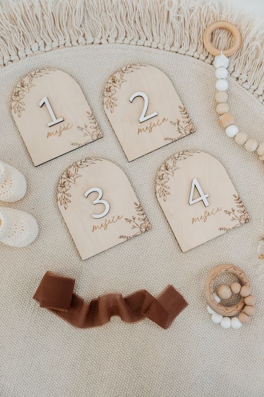 Lesene kartice mesečnih mejnikov – cvetlični motiv