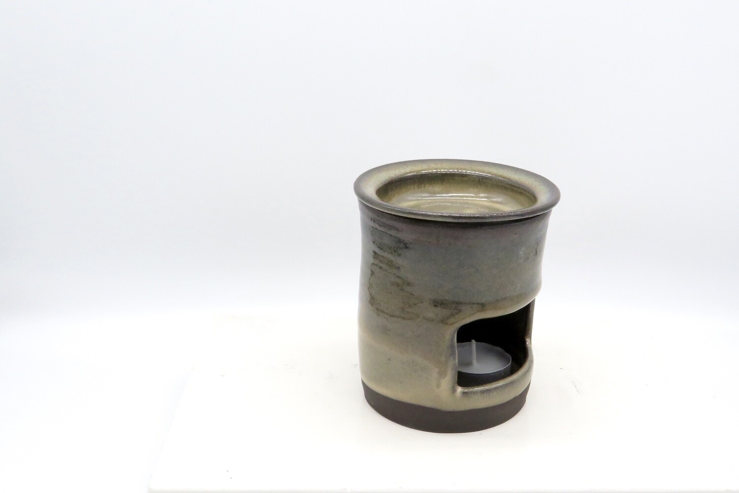 Oil Burner - Mottled golden oil burner.