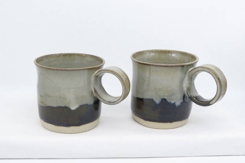 Mug with round handle - Black and mottled grey.