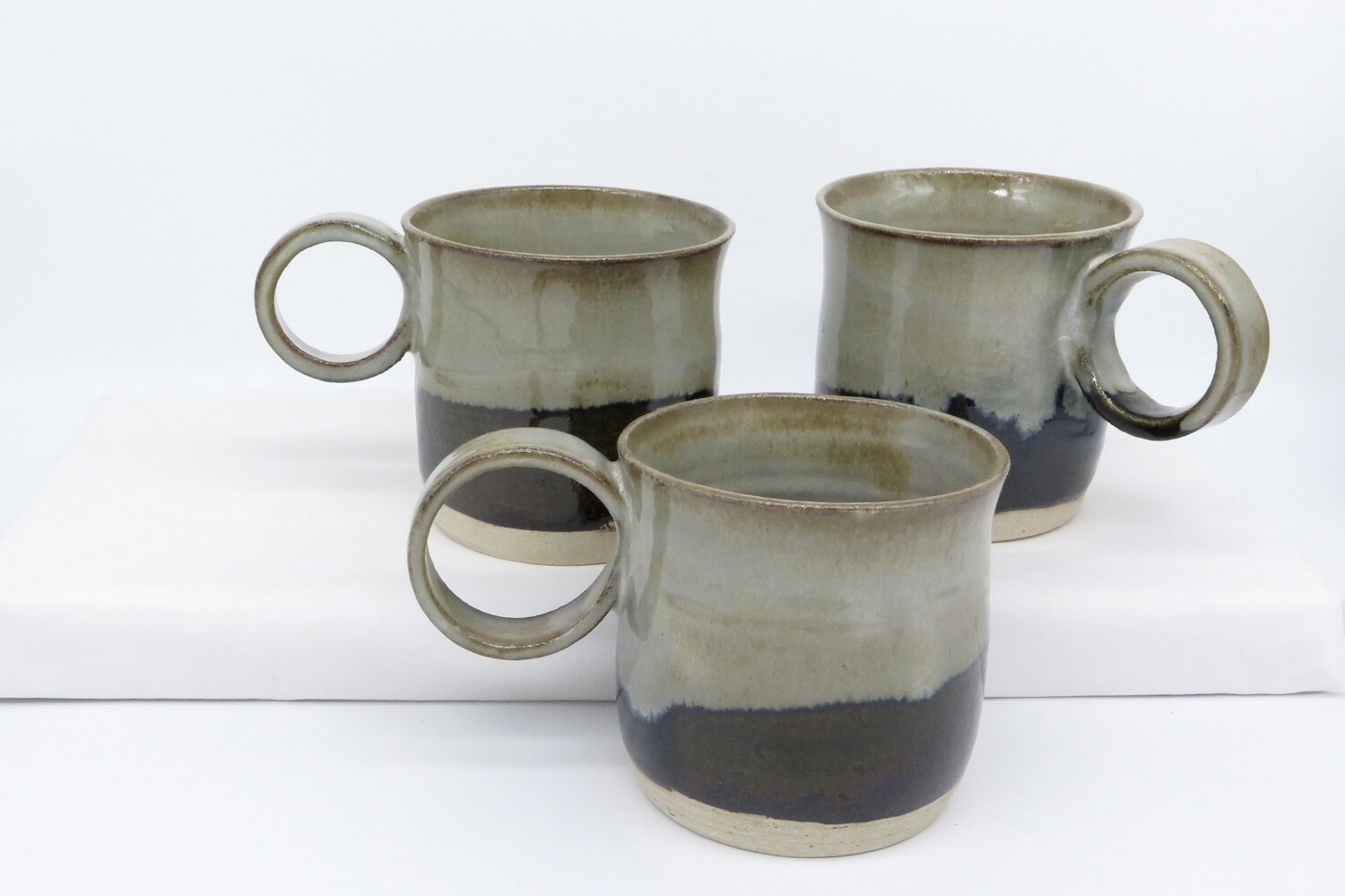 Mug with round handle - Black and mottled grey.