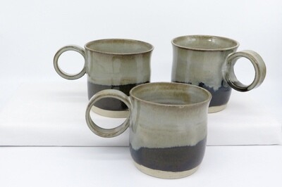 Mug with round handle - Black and mottled grey.