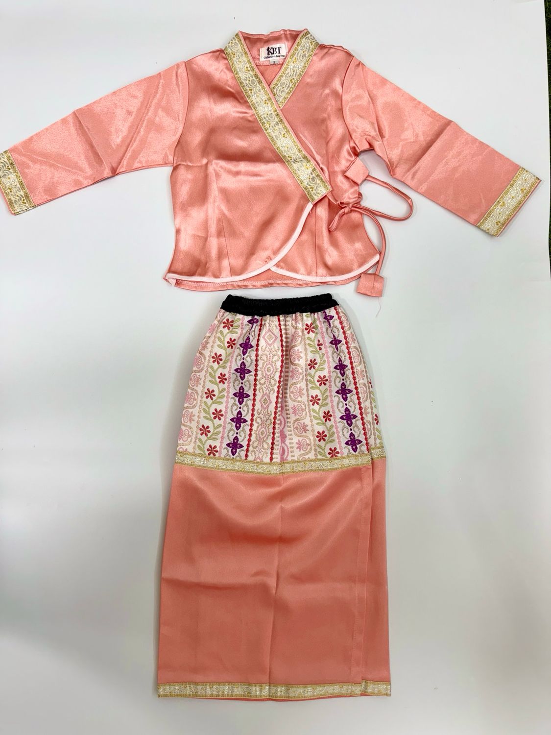 ကလေး ရှမ်းရိုးရာဝတ်စုံ (size- 2- 3 Year) (ပုဇွန်ဆီရောင် ရွှေရောင်ကွပ်)