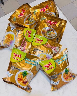 ရွှေအိ အုန်းနို့ခေါက်ဆွဲ (မုန့်ဖတ် ၅၀ကျပ်သားနှင့်စား) (325g)