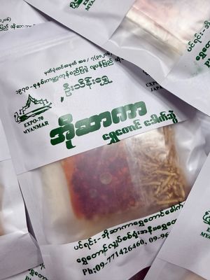 အိုဆာကာ ရွှေတောင်ခေါက်ဆွဲ (160g) အိုဆာကာ ရွှေတောင်ခေါက်ဆွဲ (160g)