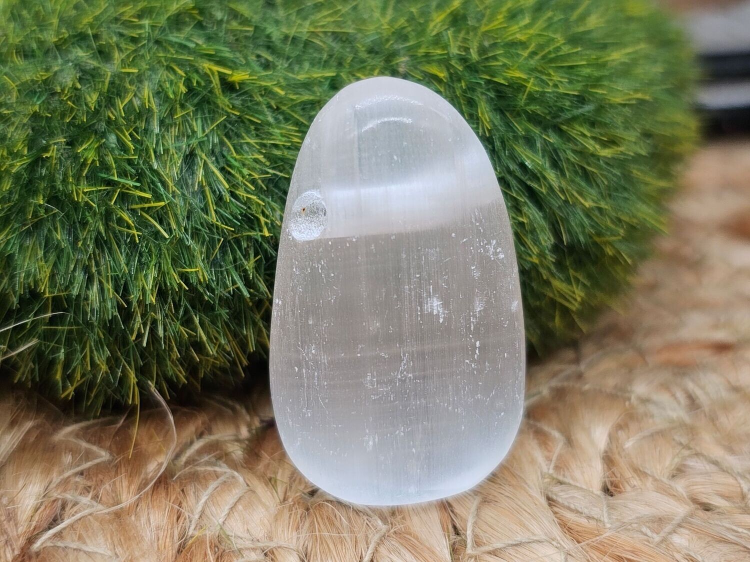 Selenit Trommelstein gebohrt 3