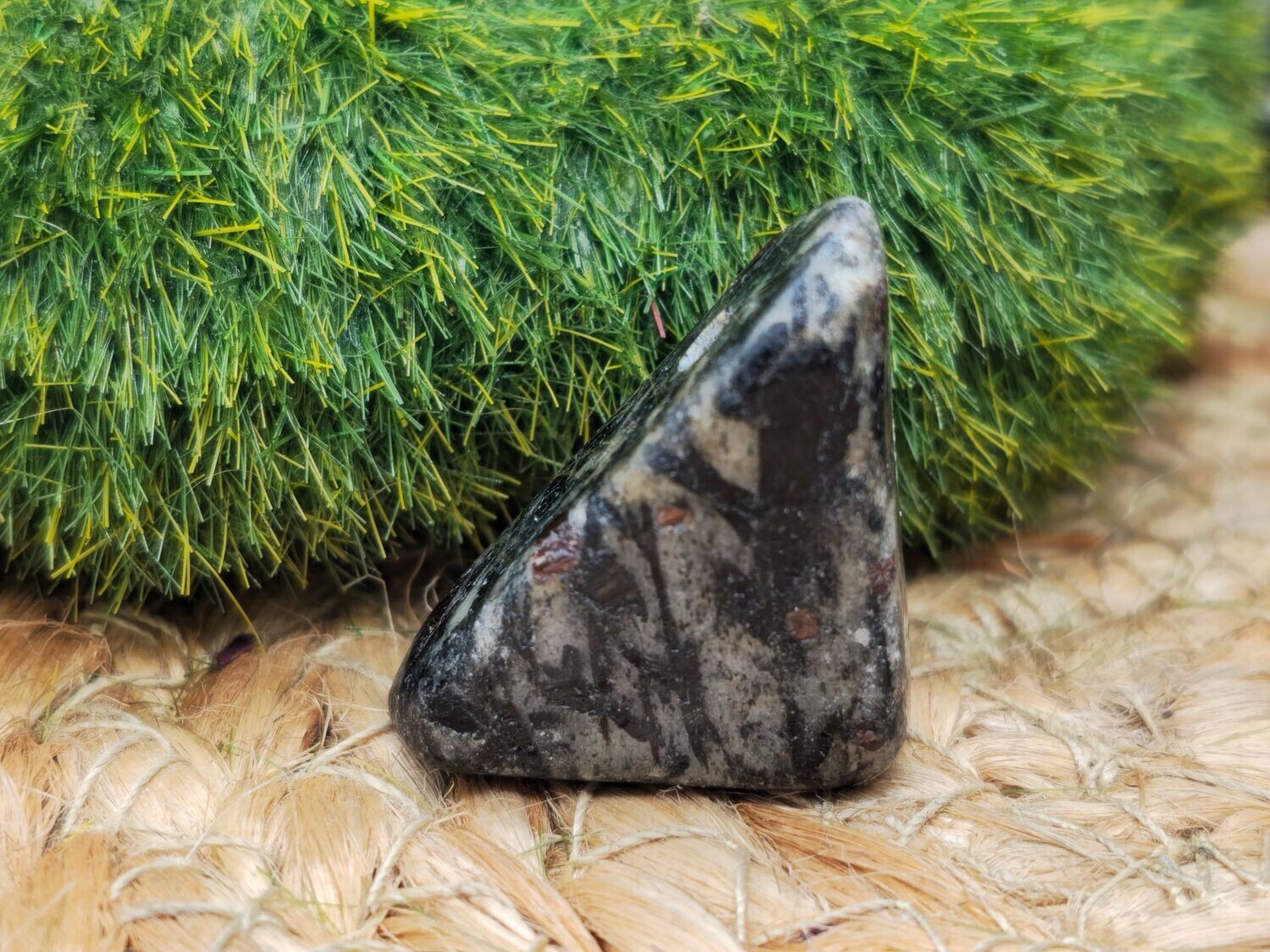 Hornblende Trommelstein gebohrt 2