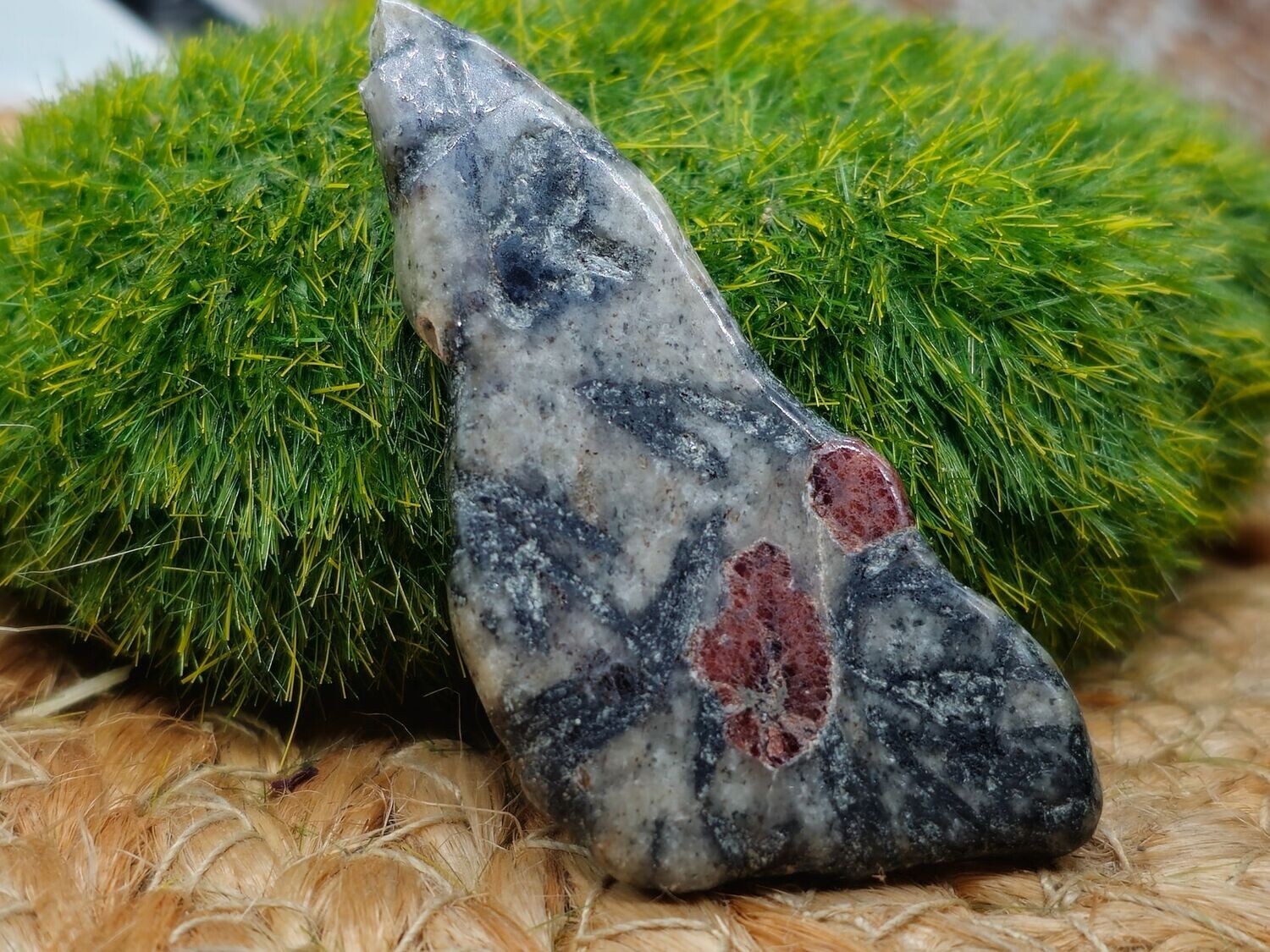 Hornblende Trommelstein gebohrt 3