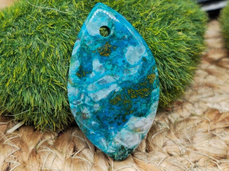 Chrysokoll Cabochon gebohrt
