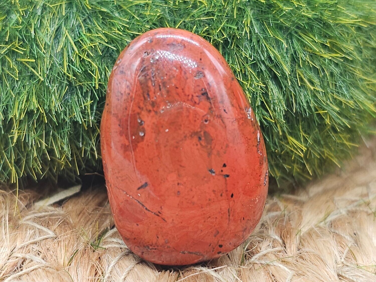 Brekzienjaspis Trommelstein gebohrt
