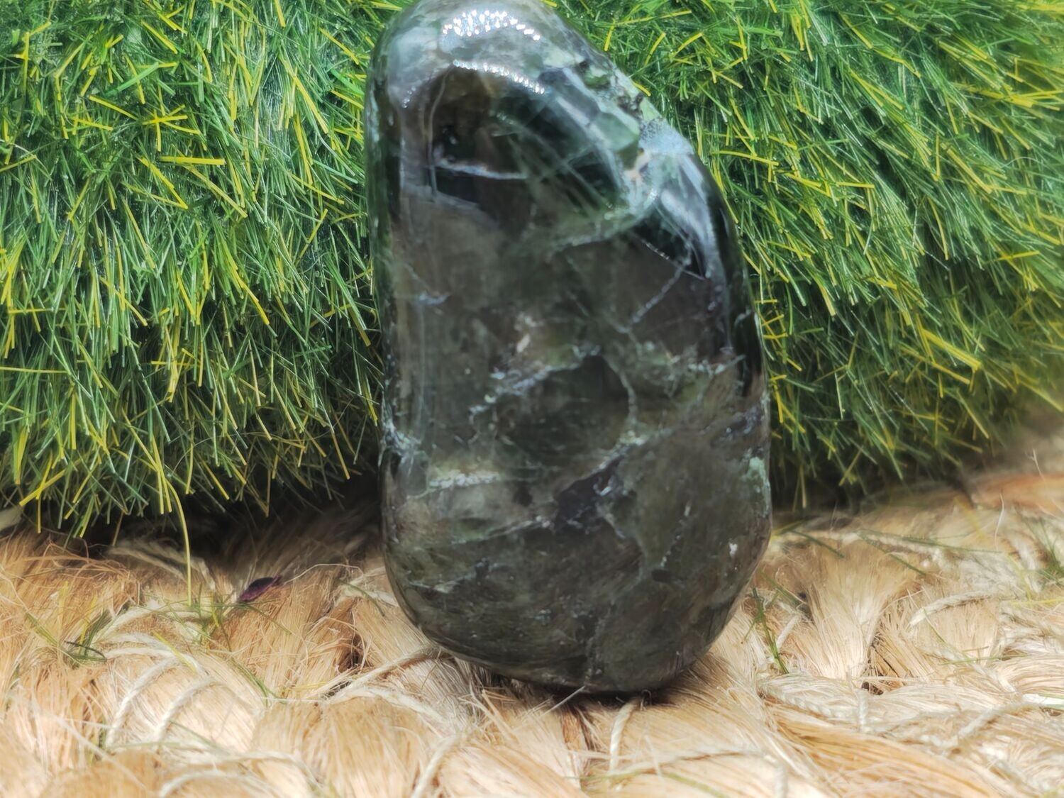 Chromdiopsid Trommelstein gebohrt