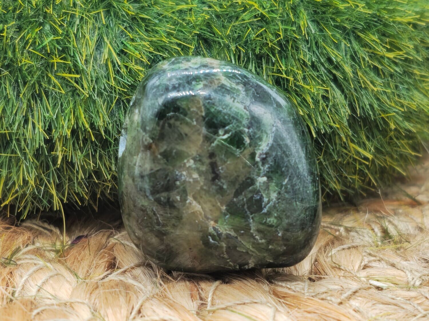 Chromdiopsid Trommelstein gebohrt