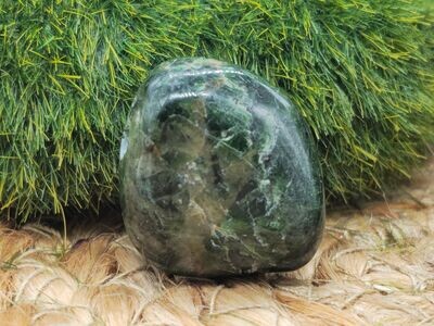 Chromdiopsid Trommelstein gebohrt