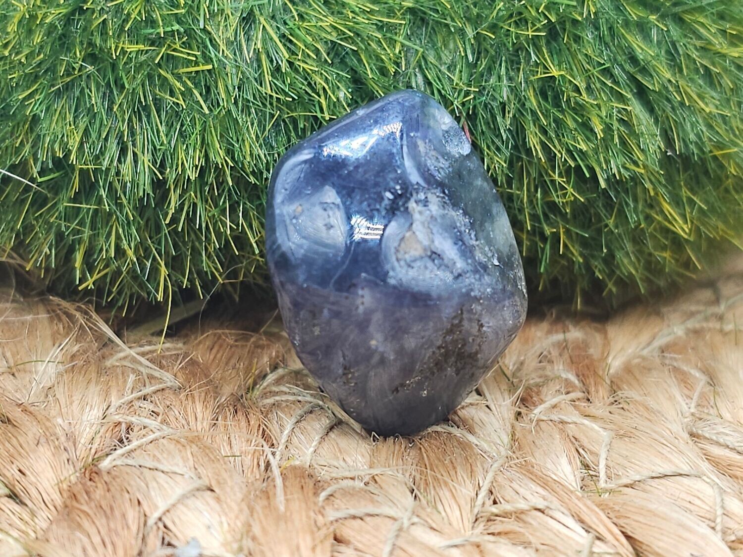Iolith ( Wassersaphir ) gebohrt