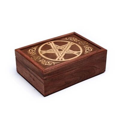 Tarot-Box mit graviertem Pentagram und Innenfutter.