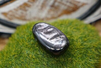 Hypersthen Trommelstein gebohrt 2 Hypersthen Trommelstein gebohrt 2