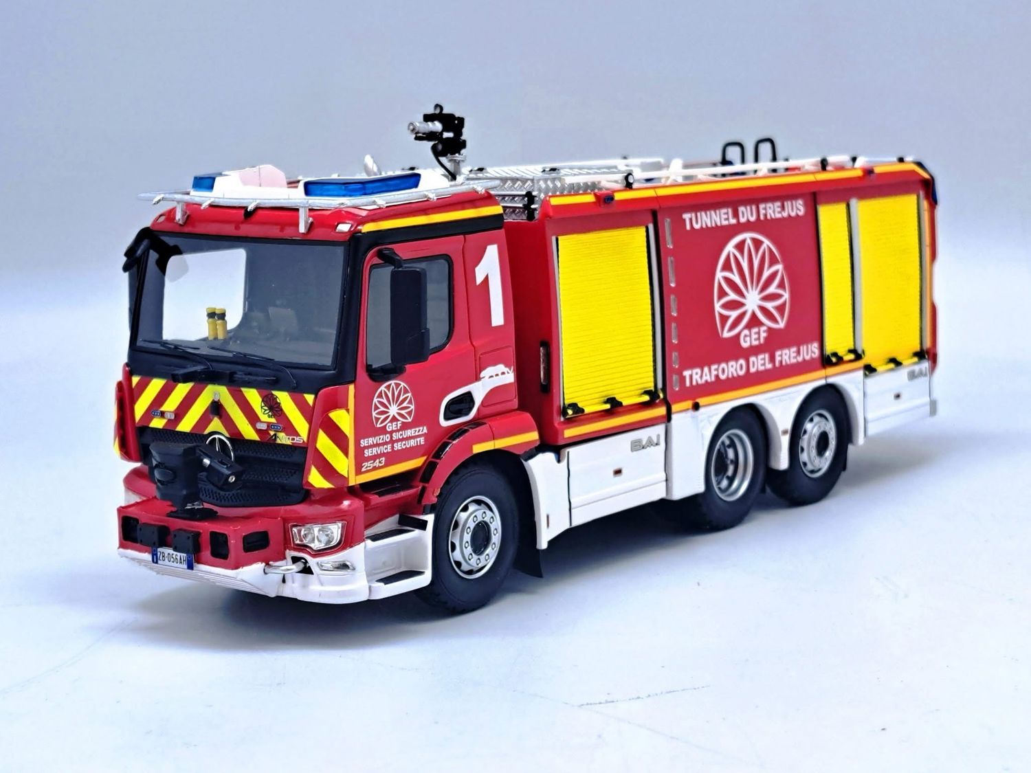 Véhicule miniature sapeurs-pompiers MERCEDES-BENZ ANTOS BAI Véhicule miniature sapeurs-pompiers MERCEDES-BENZ ANTOS BAI "TUNNEL DE FREJUS - FRANCE / ITALIE 1/43 ALERTE