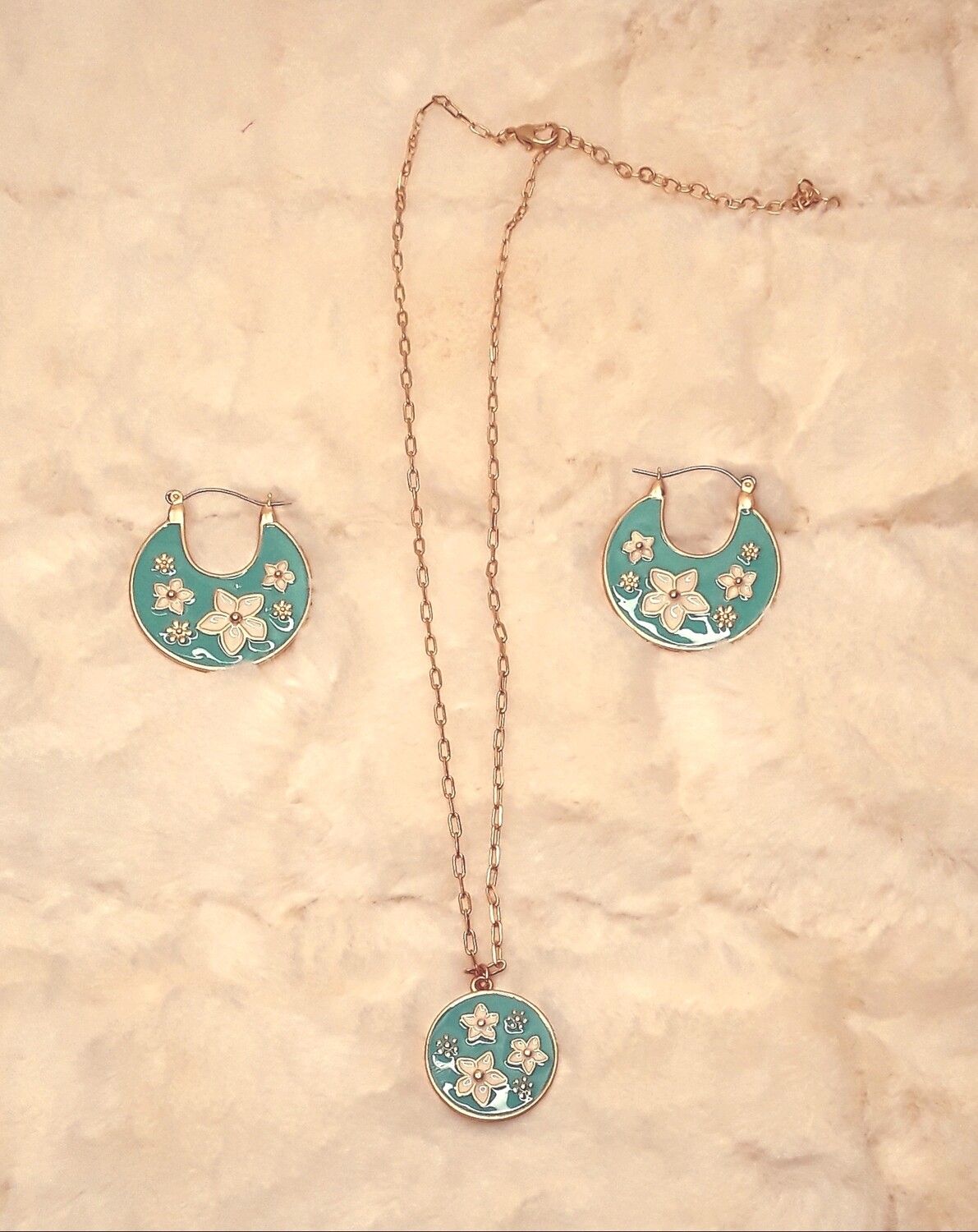 Turquoise and White Flower Necklace 